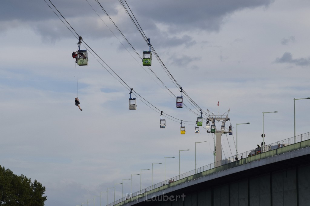 Koelner Seilbahn Gondel blieb haengen Koeln Linksrheinisch P617.JPG - Miklos Laubert